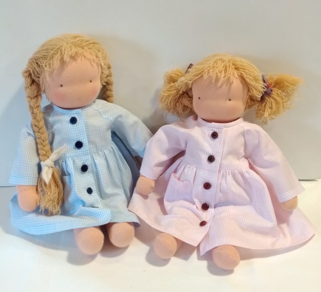 ウォルドルフ人形C体用の既製服「ミラベルの服」にギンガムチェックの 