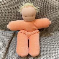 手作りの抱き人形
