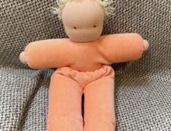誕生日プレゼントに手作りのヴェロアの抱き人形を