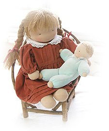 赤ちゃんを抱いたウォルドルフ人形