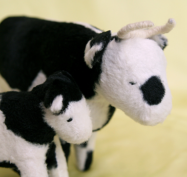 ウォルドルフの動物（材料キット）059：おかあさん牛のローサと 子牛のミラ(高さ13cm、10cm)
