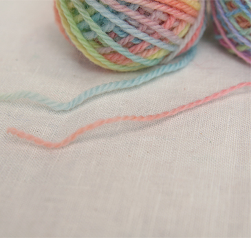 羊毛の手仕事　材料キット  1012：三原色で染めた毛糸