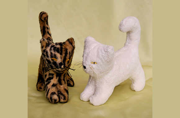 ウォルドルフ人形動物049：049：猫のミオとミレ(高さ17cm)